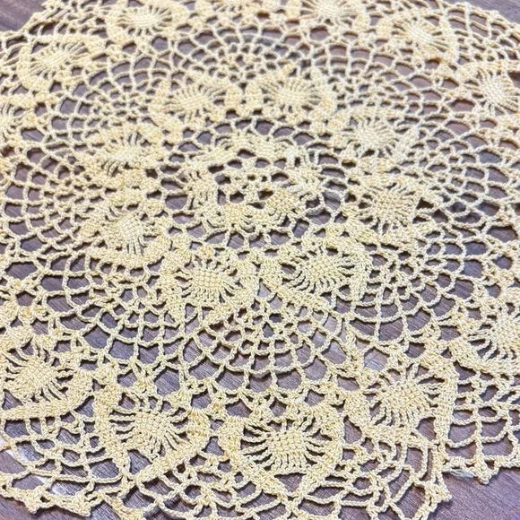 Vintage yellow/gold handmade doily - Picture 3 of 6